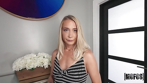 Horny girlfriend takes it up the ass