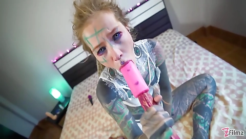 Mas humongous is a hot chick