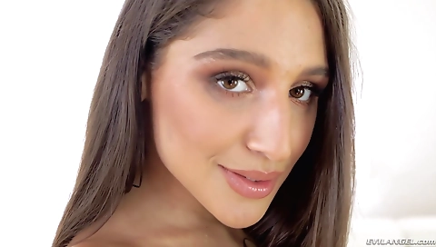 Sexy milf has her pussy and cum