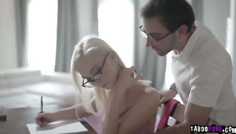 Sexy chick gets a hot facial after boudoir scor