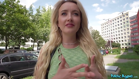 Hot blonde does sexy fuck