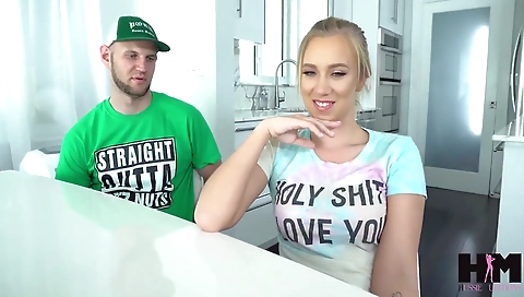 Sexy babe with a youngergapt brunaes