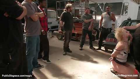 Hotie enjoys sexy fuck in a lit laps clings